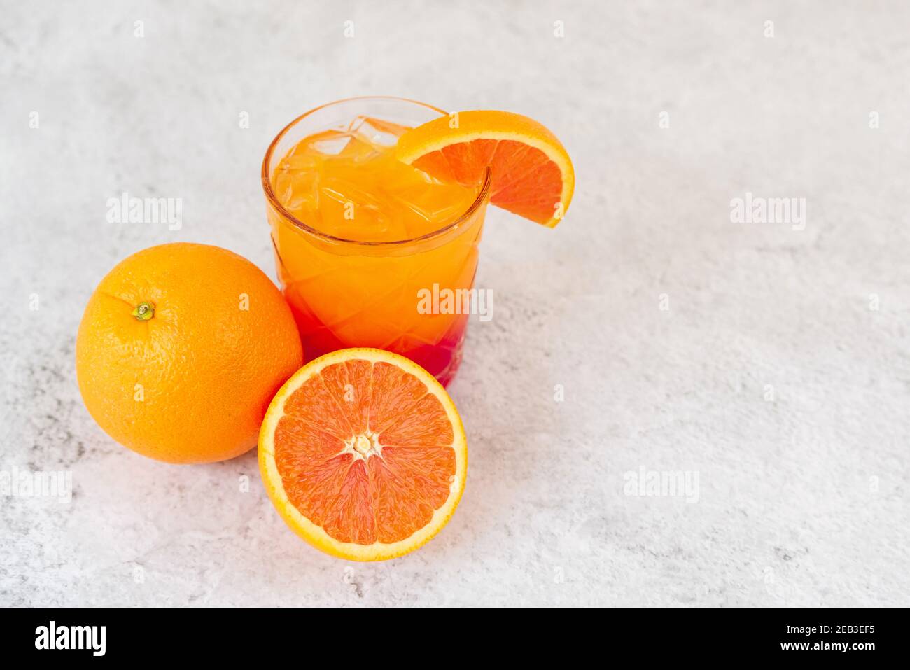 Cocktail all'alba con succo d'arancia in bicchiere Foto Stock