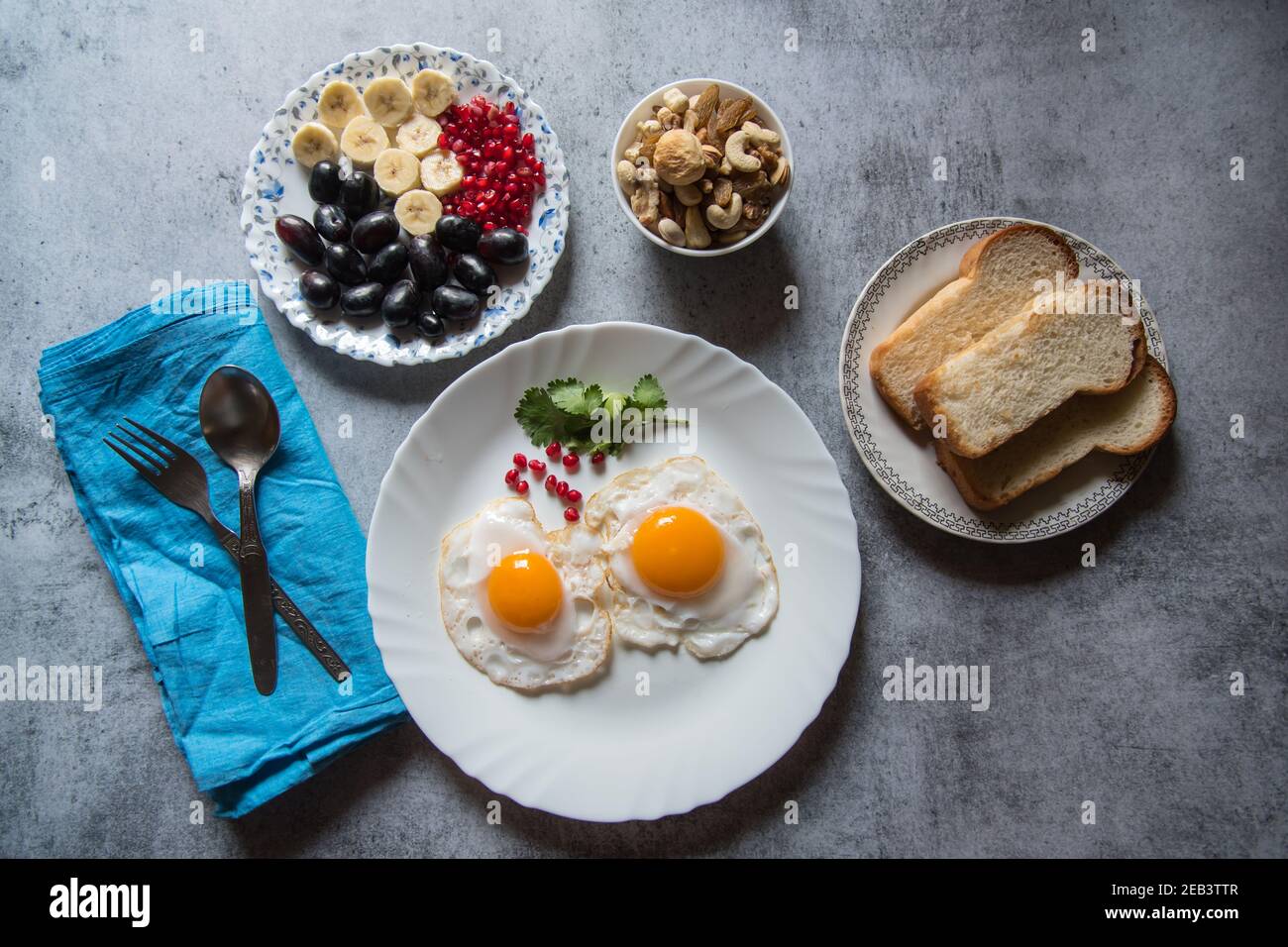 Ingredienti salutari per la colazione sullo sfondo. Vista dall'alto, messa a fuoco selettiva. Foto Stock