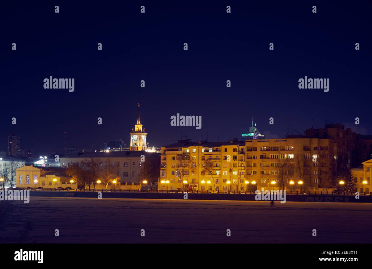 La vista della parte vecchia di Ekaterinburg sull'argine del fiume Iset di notte. Ekaterinburg. Russia Foto Stock