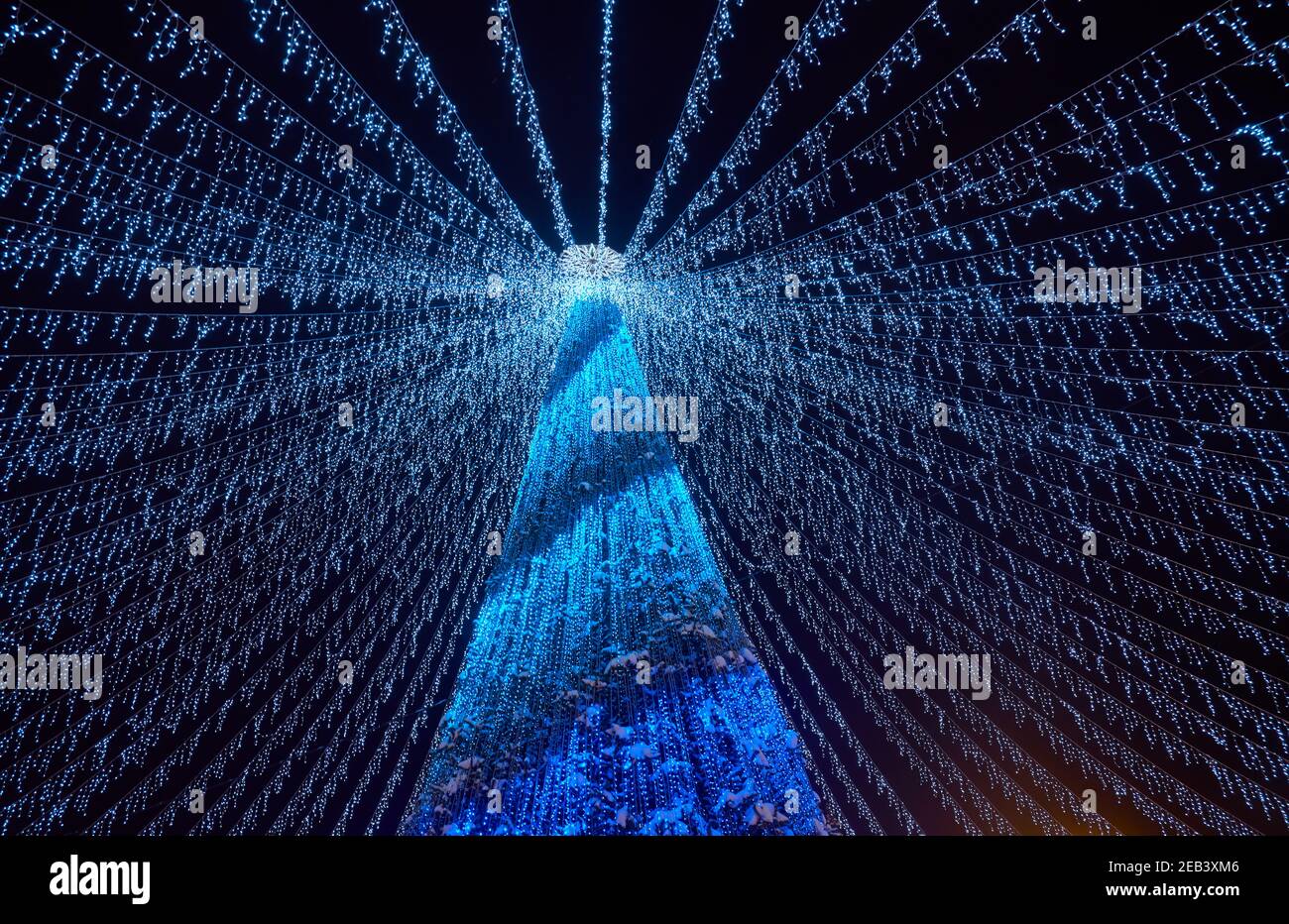 Albero di Capodanno in illuminazione festiva sulla piazza del Teatro. Nizhny Tagil. Russia Foto Stock