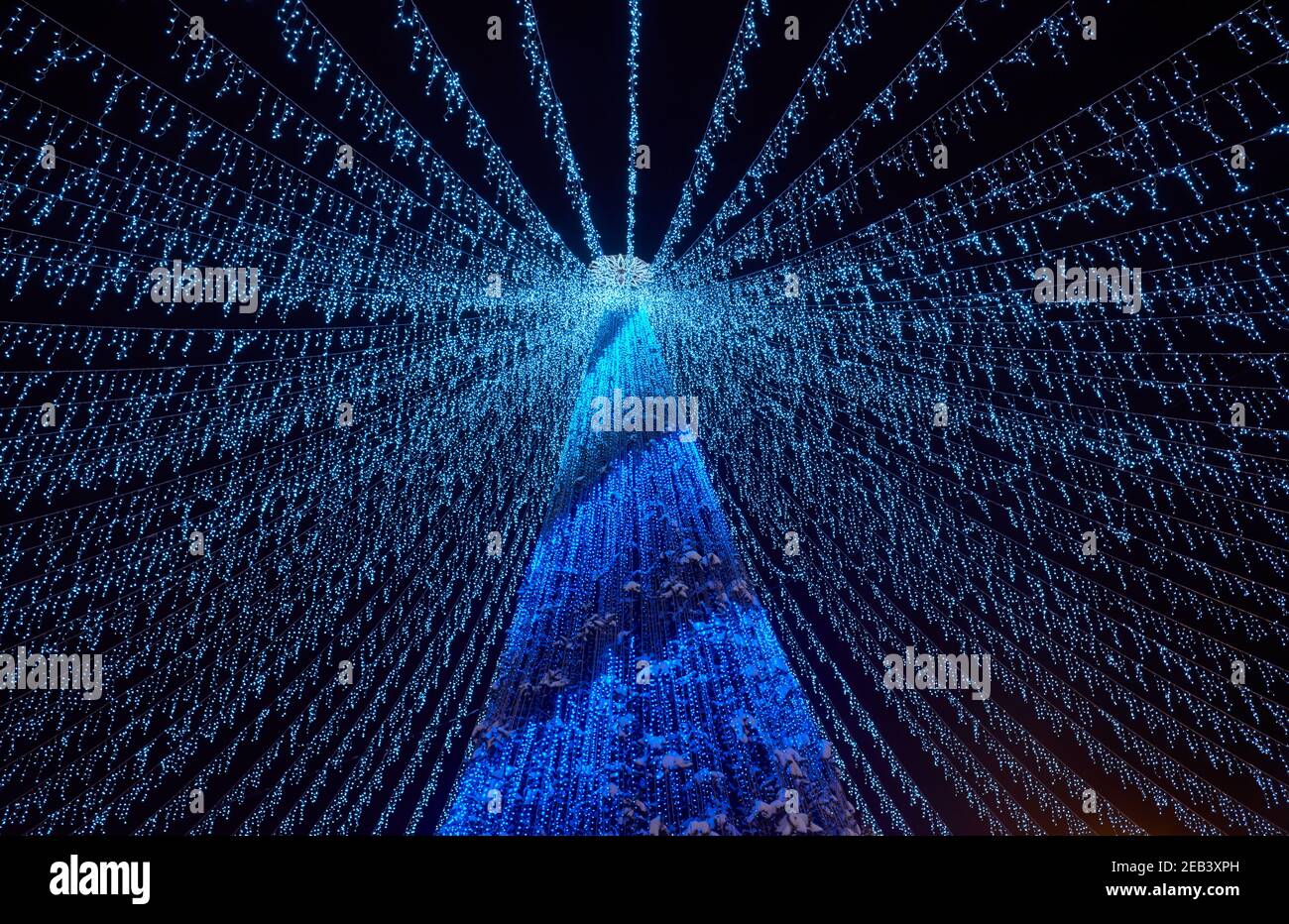 Albero di Capodanno in illuminazione festiva sulla piazza del Teatro. Nizhny Tagil. Russia Foto Stock