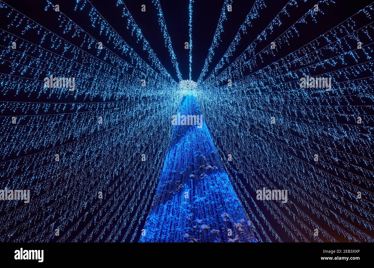 Albero di Capodanno in illuminazione festiva sulla piazza del Teatro. Nizhny Tagil. Russia Foto Stock