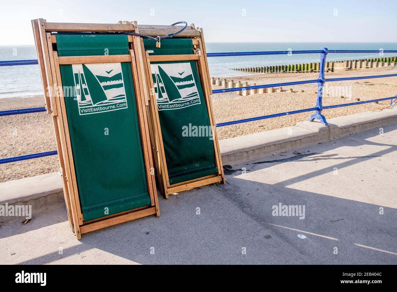 Sedie a sdraio sul lungomare di Eastbourne, Sussex, Inghilterra, GB, Regno Unito Foto Stock