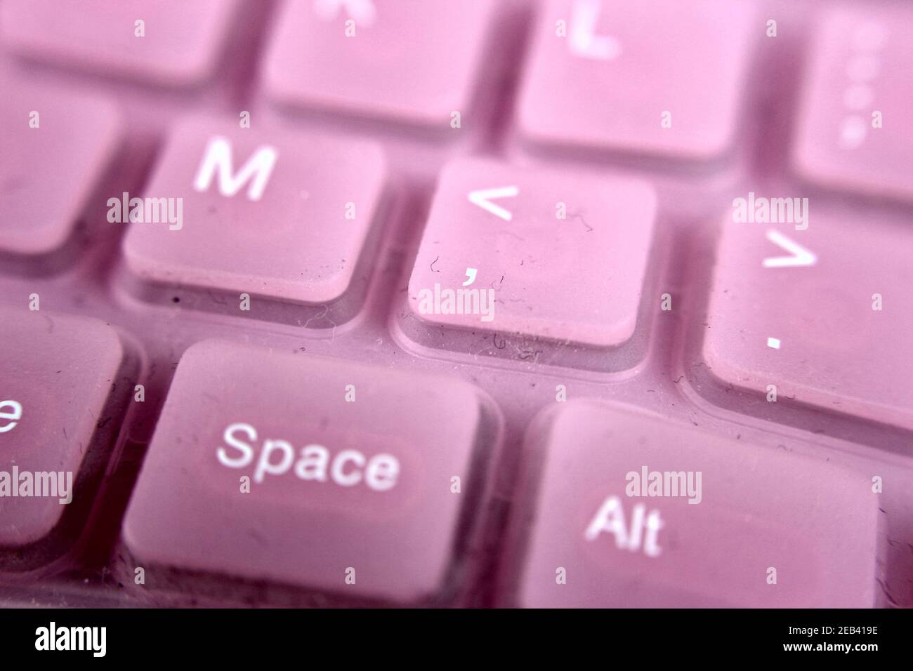Tastiera per PC, colore rosa. Dettagli sul tasto Space Foto Stock