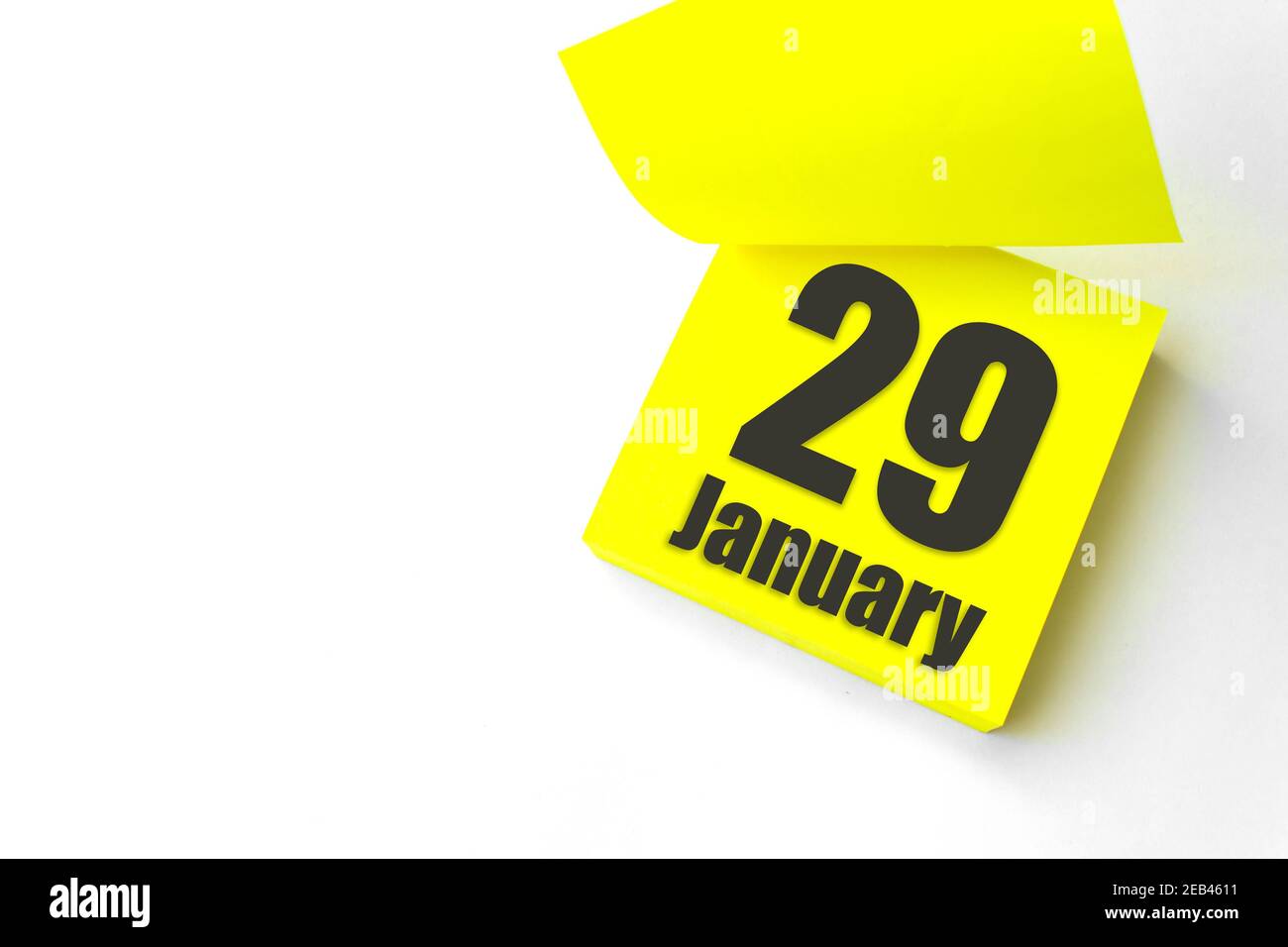 29 gennaio. Giorno 29 del mese, data del calendario. Primo piano promemoria carta giallo vuoto Nota adesiva su sfondo bianco. Mese invernale, giorno dell'anno conc Foto Stock