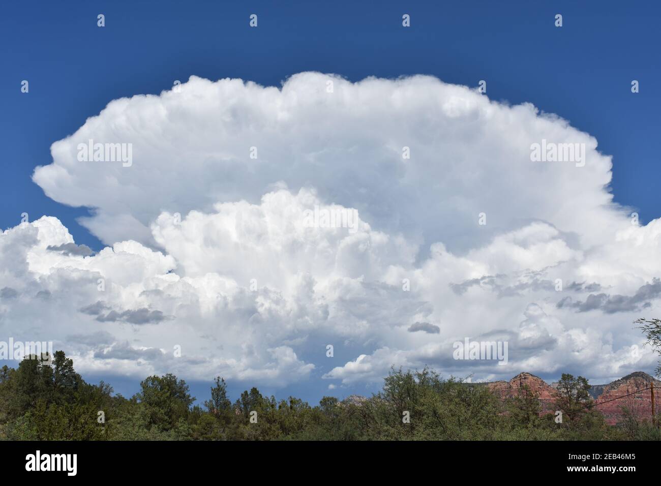 Vista incantevole delle nuvole bianche e soffici sul paesaggio di roccia rossa a Sedona, Arizona Foto Stock