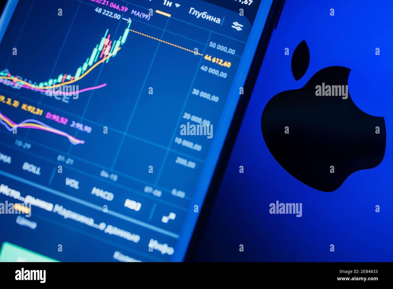 Il logo Apple sullo sfondo di una borsa, il prezzo delle azioni, luce al  neon Foto stock - Alamy