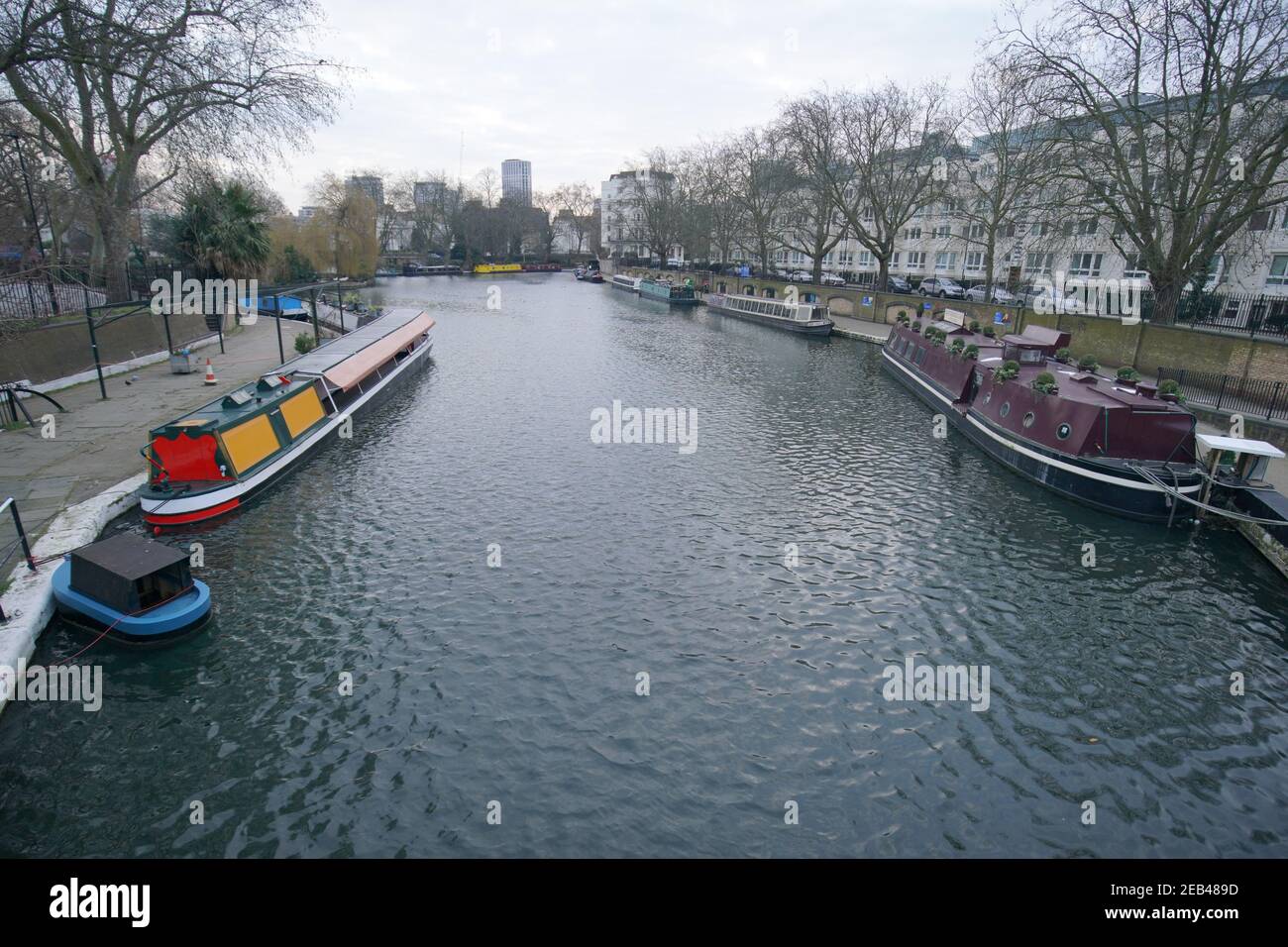 Canal boats a Little Venice, Londra, come il freddo scatto continua a afferrare gran parte della nazione. Data immagine: Venerdì 12 febbraio 2021. Foto Stock