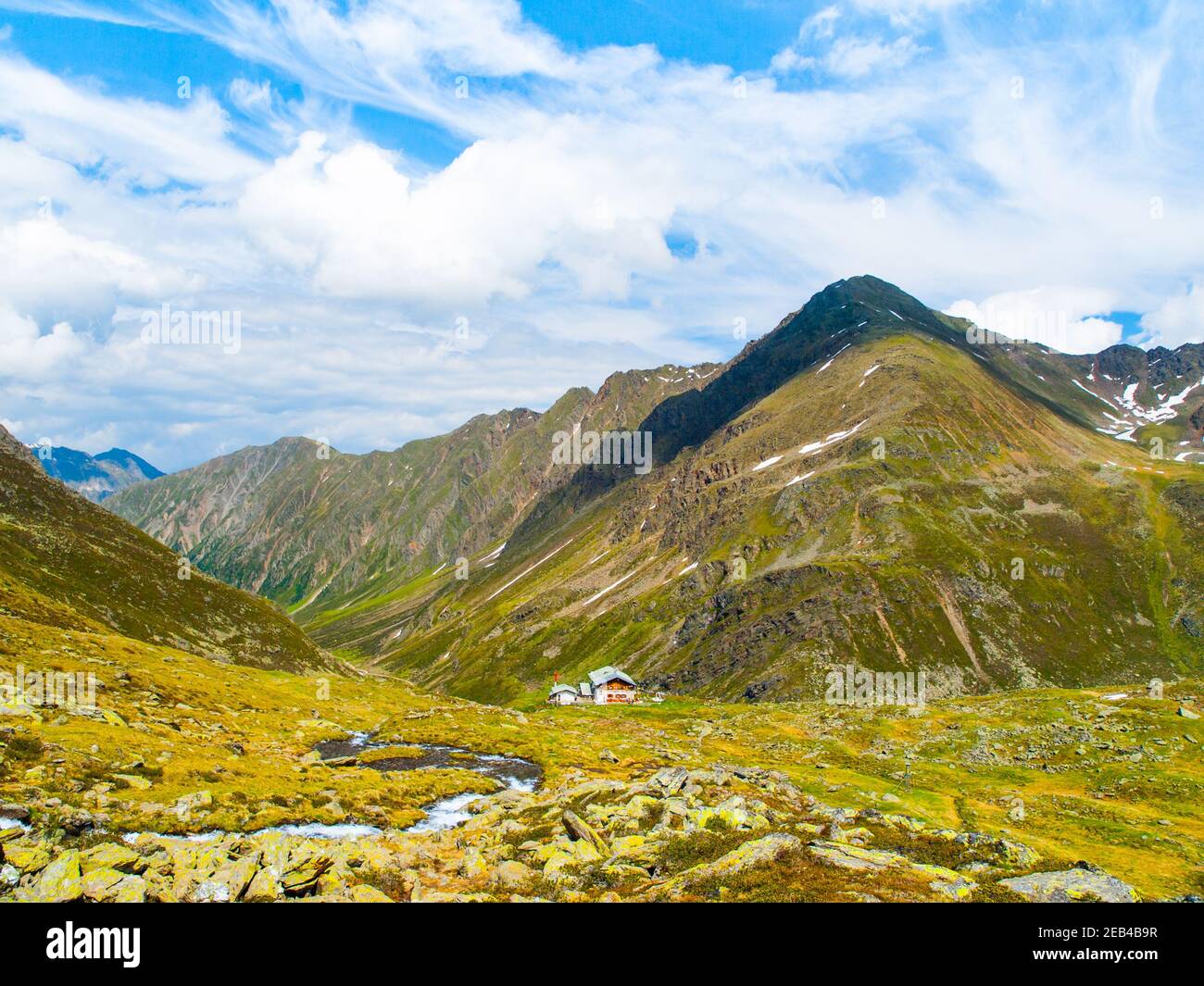 Valle verde nelle Alpi austriache Foto Stock