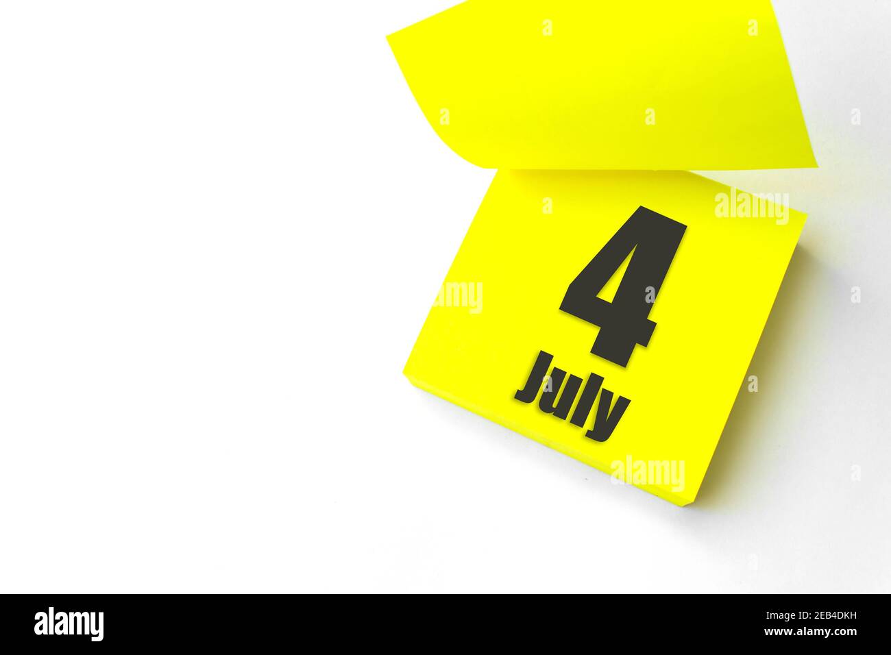 4 luglio. Giorno 4 del mese, data del calendario. Primo piano promemoria carta giallo vuoto Nota adesiva su sfondo bianco. Mese d'estate, giorno dell'anno concetto Foto Stock