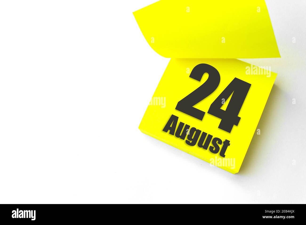 24 agosto. Giorno 24 del mese, data del calendario. Primo piano promemoria carta giallo vuoto Nota adesiva su sfondo bianco. Estate mese, giorno dell'anno conce Foto Stock