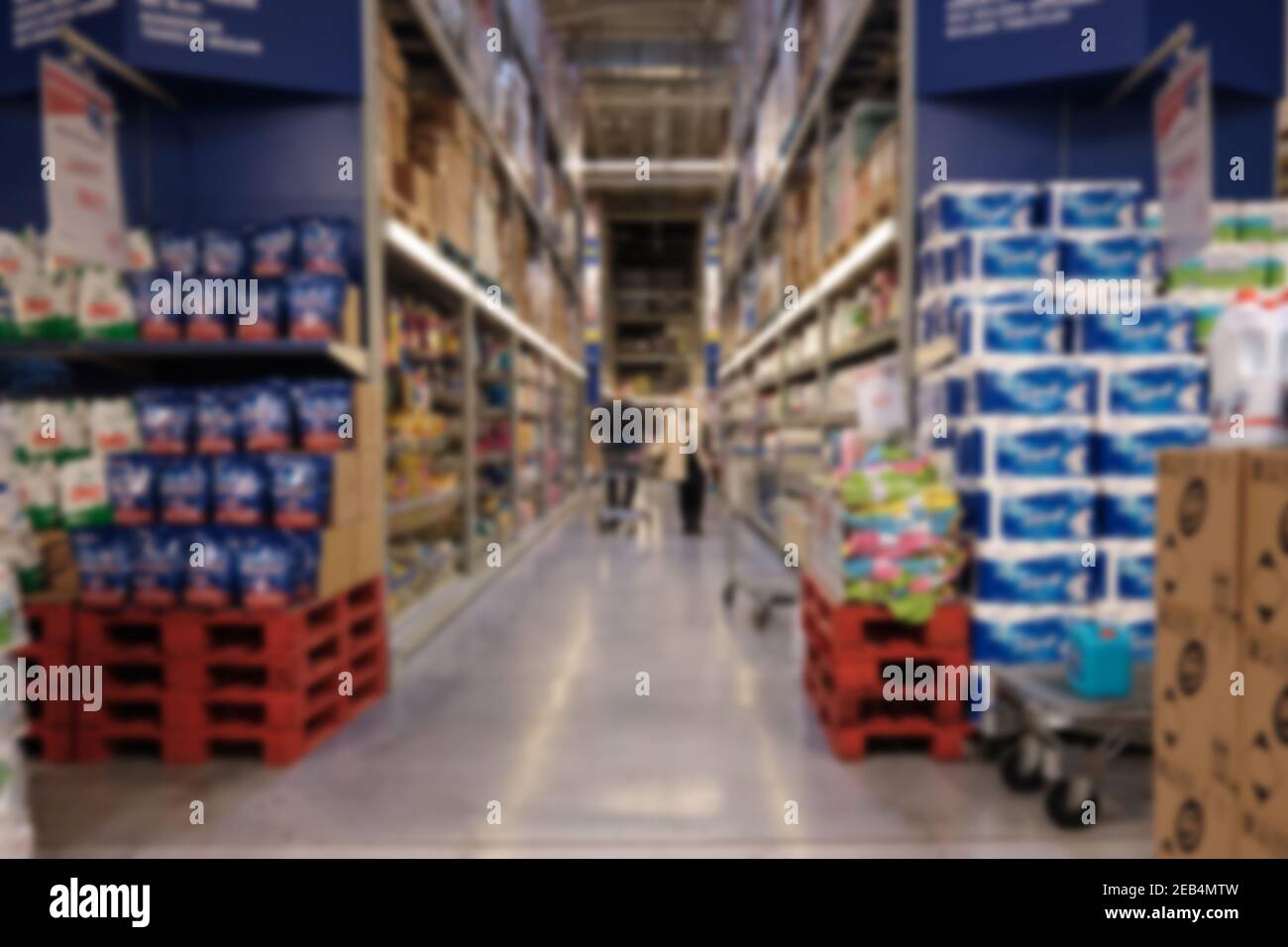 Sezione delle sostanze chimiche domestiche a ipermercato sfocata. Detersivi per lavaggio e pulizia presso gli scaffali del supermercato Foto Stock
