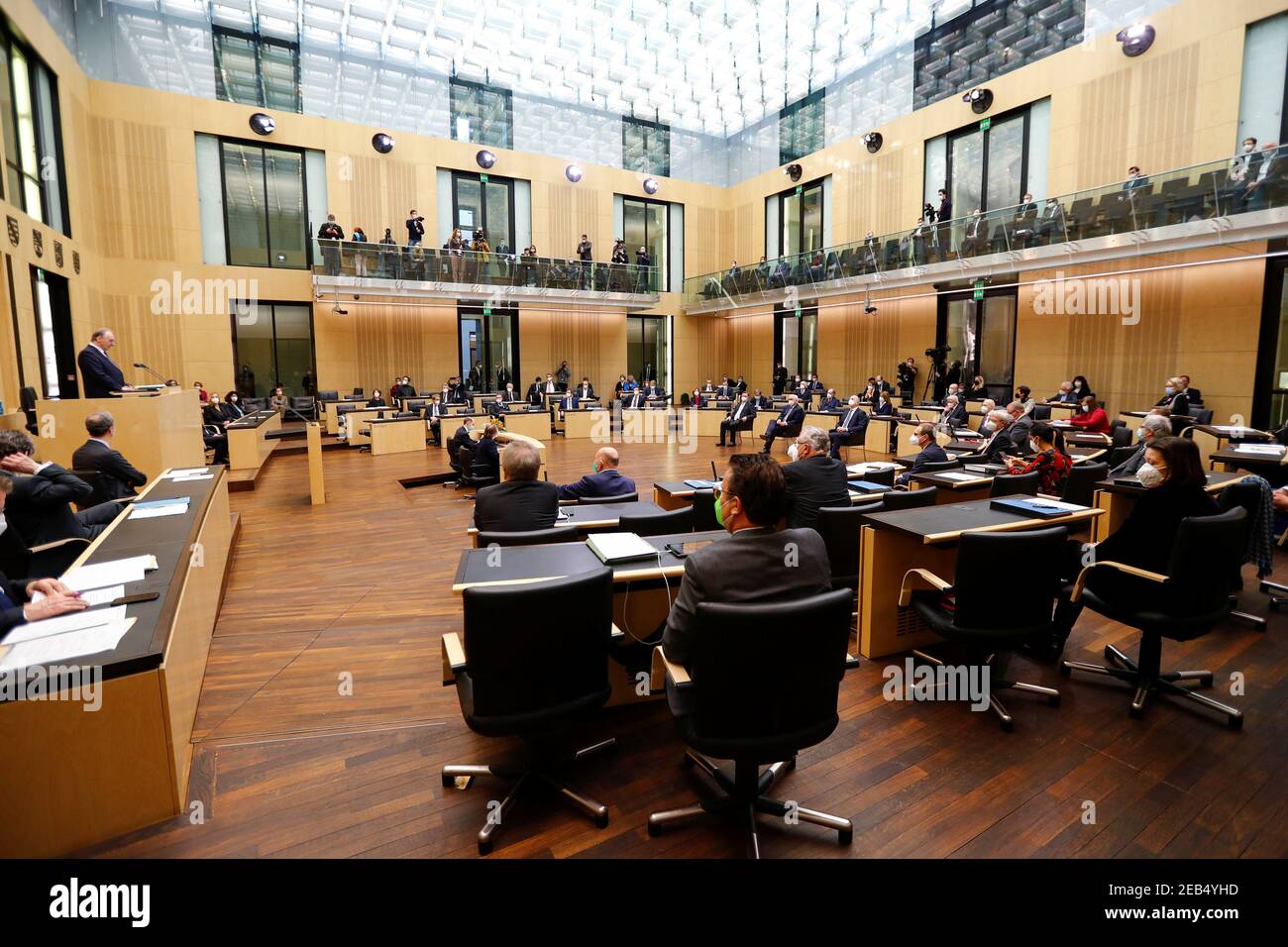 Berlino, Germania. 12 Feb 2021. Reiner Haseloff (l, CDU), Ministro Presidente della Sassonia-Anhalt e attuale Presidente del Bundesrat, interviene alla 1000a sessione del Bundesrat tedesco. La camera del Länder fu costituita a Bonn il 7 settembre 1949, lo stesso giorno del Bundestag. Credit: dpa Picture Alliance/Alamy Live News Foto Stock