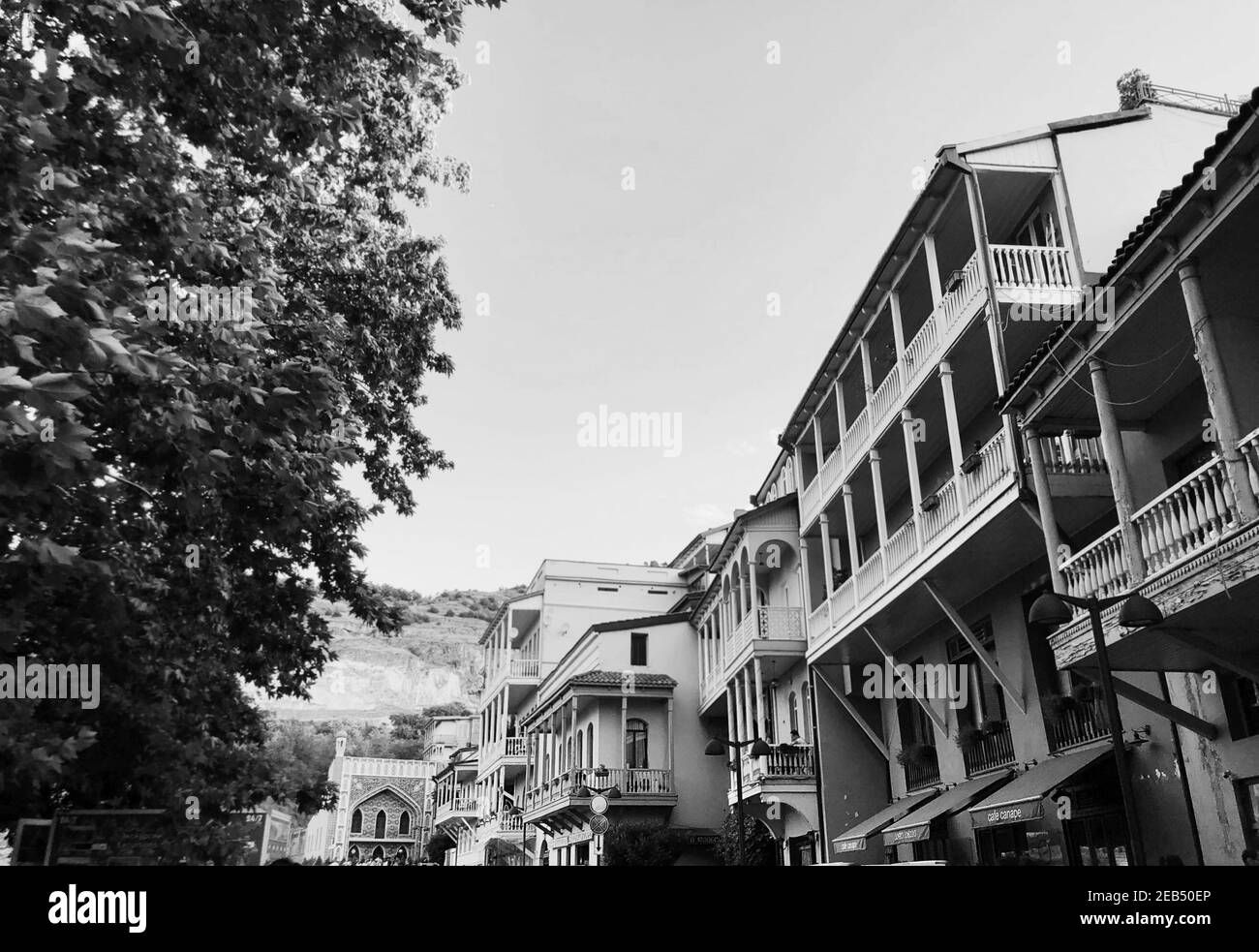 Architettura antica di Tbilisi, finestre e decorazioni esterne con balcone nel giorno d'estate Foto Stock