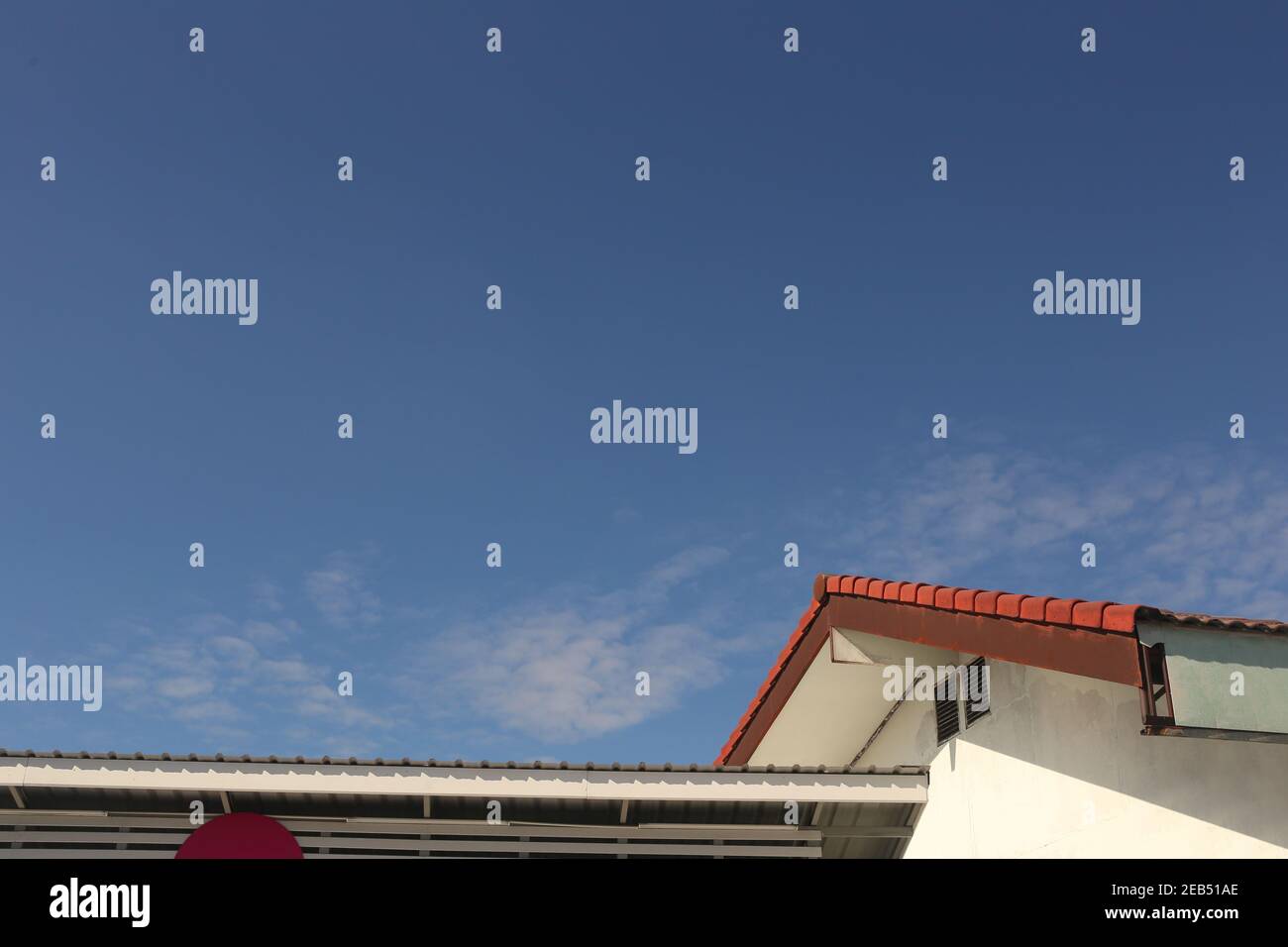 Tetto della casa su sfondo blu cielo e hanno uno spazio di copia. Foto Stock