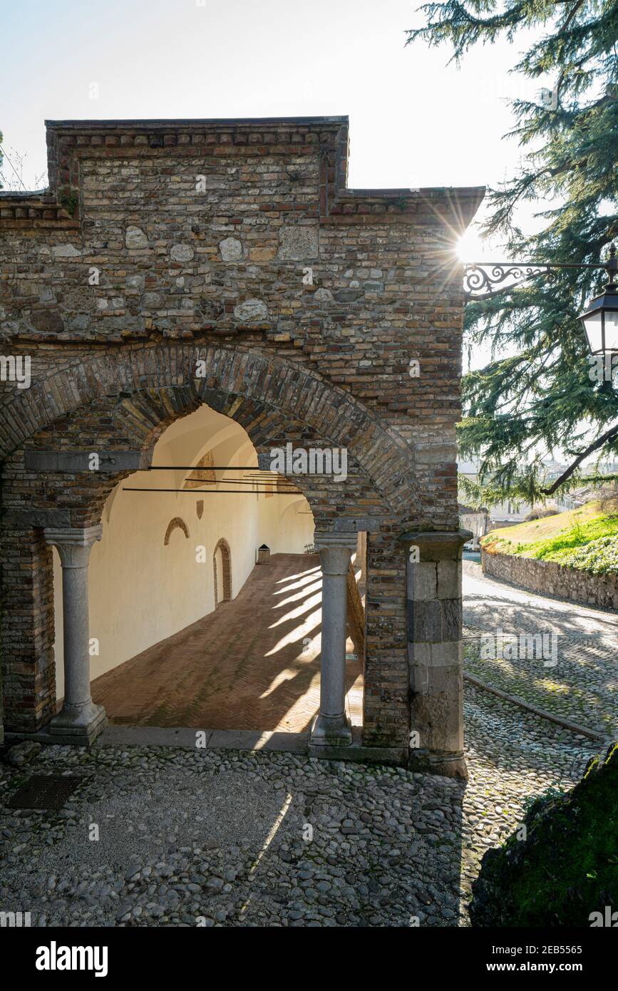 Udine, Italia. 11 febbraio 2020. Le decorazioni sotto la loggia di Lippomano sulla collina del castello Foto Stock