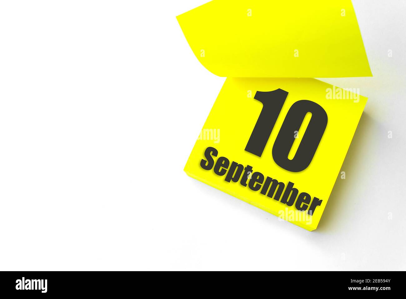 10 settembre. Giorno 10 del mese, data del calendario. Primo piano promemoria carta giallo vuoto Nota adesiva su sfondo bianco. Mese di autunno, giorno dell'anno co Foto Stock
