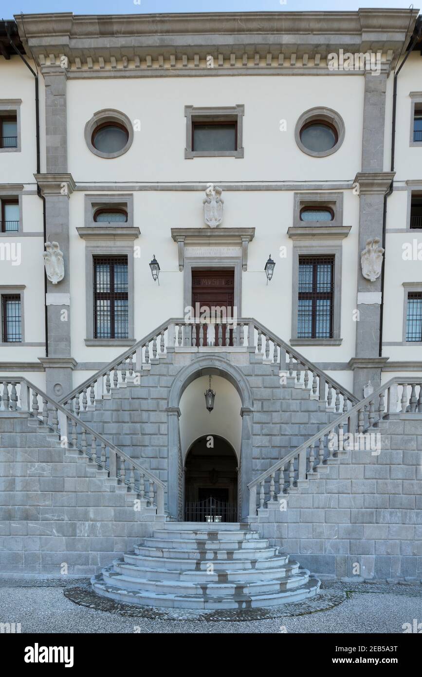 Udine, Italia. 11 febbraio 2020. L'ingresso ai musei civici del castello nel centro della città Foto Stock