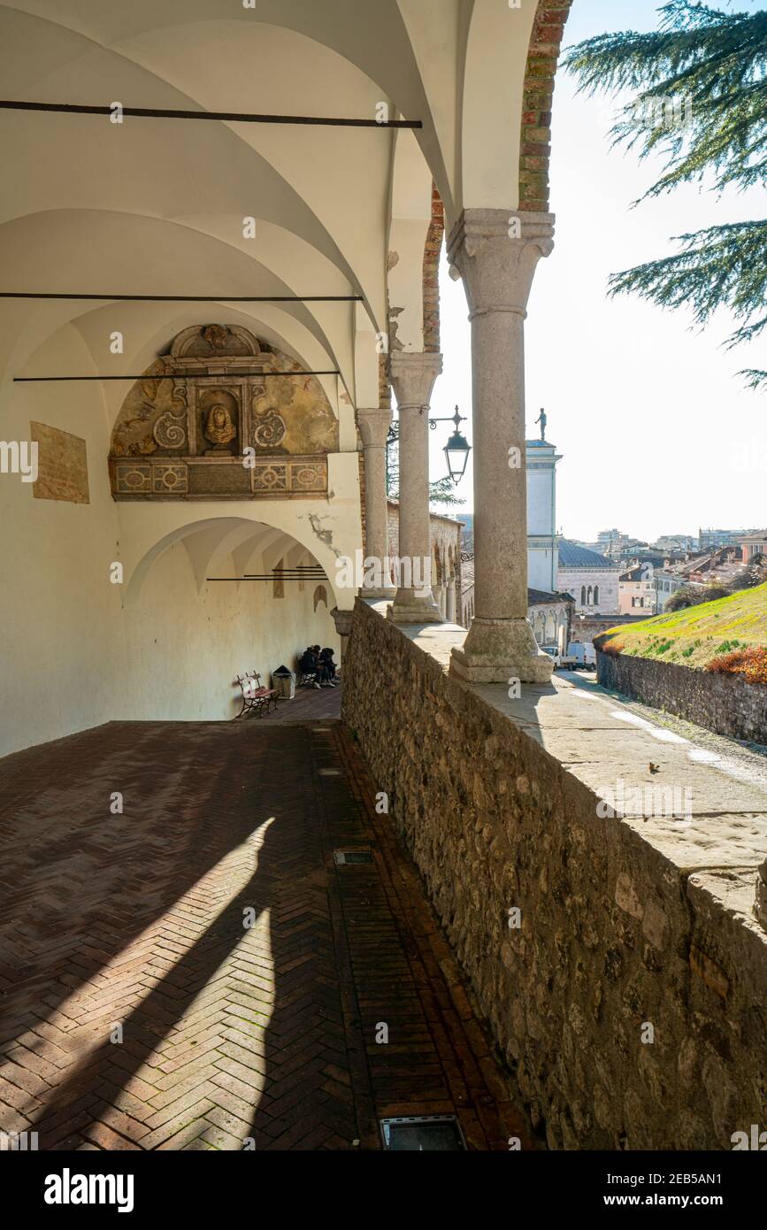 Udine, Italia. 11 febbraio 2020. Le decorazioni sotto la loggia di Lippomano sulla collina del castello Foto Stock