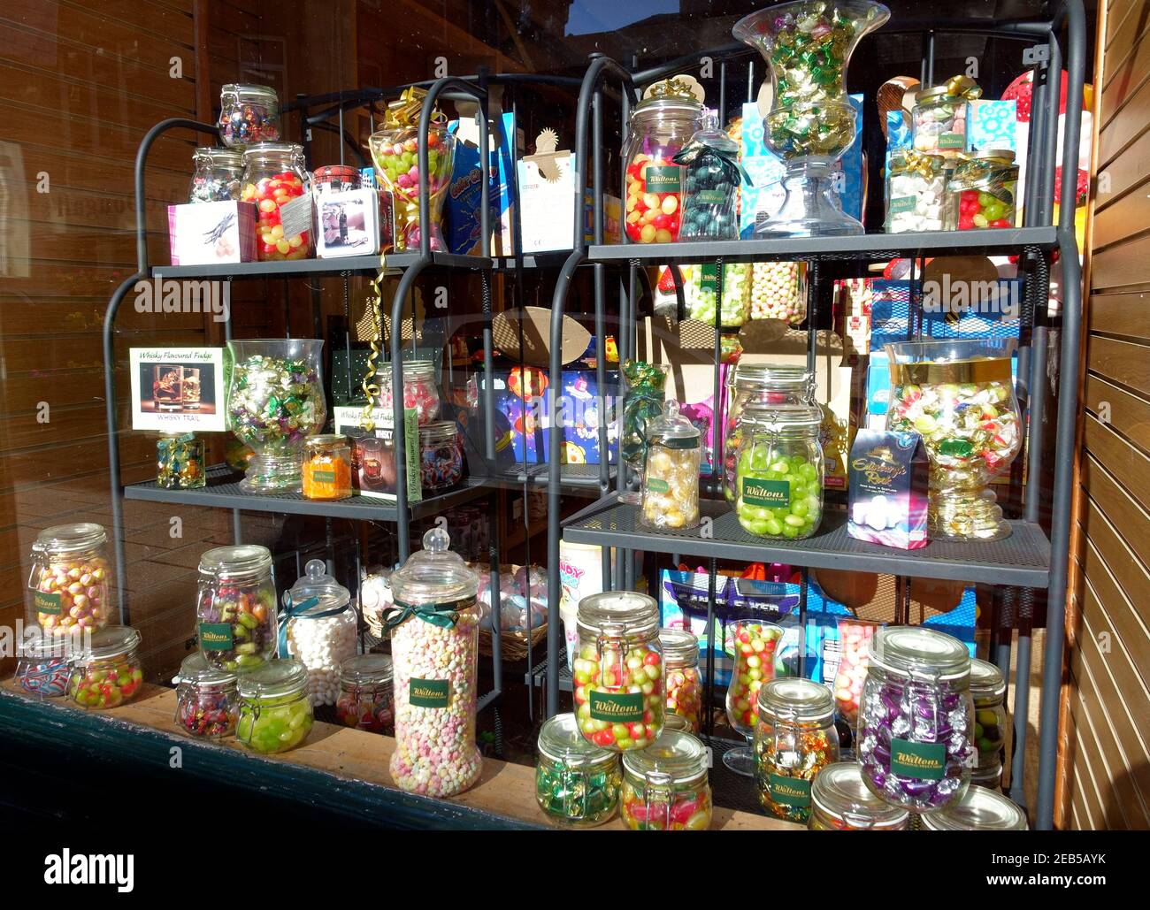 Dolci tradizionali in vendita nella finestra del negozio di dolci Waltons a Oban, Argyll, Scozia Foto Stock