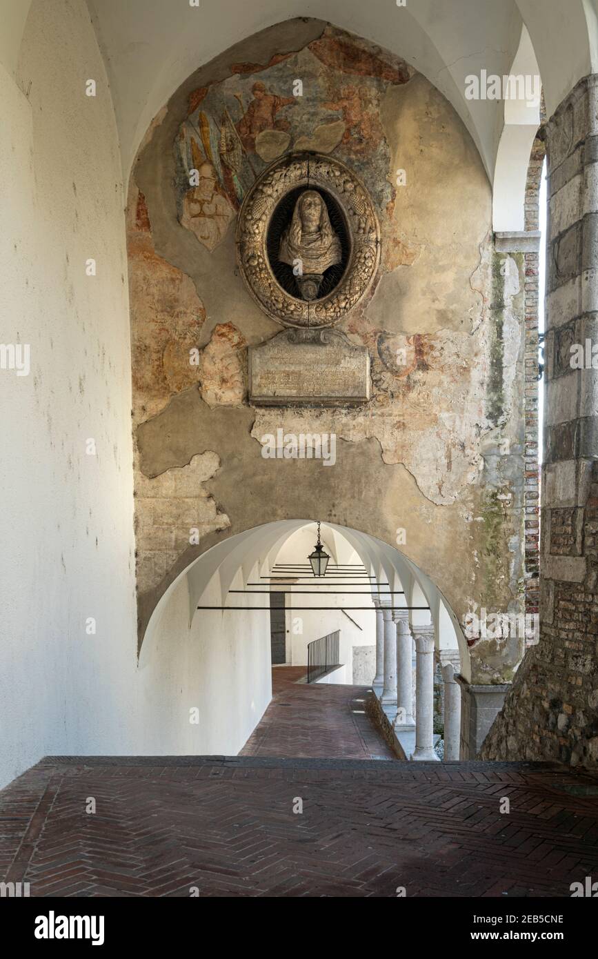 Udine, Italia. 11 febbraio 2020. Le decorazioni sotto la loggia di Lippomano sulla collina del castello Foto Stock