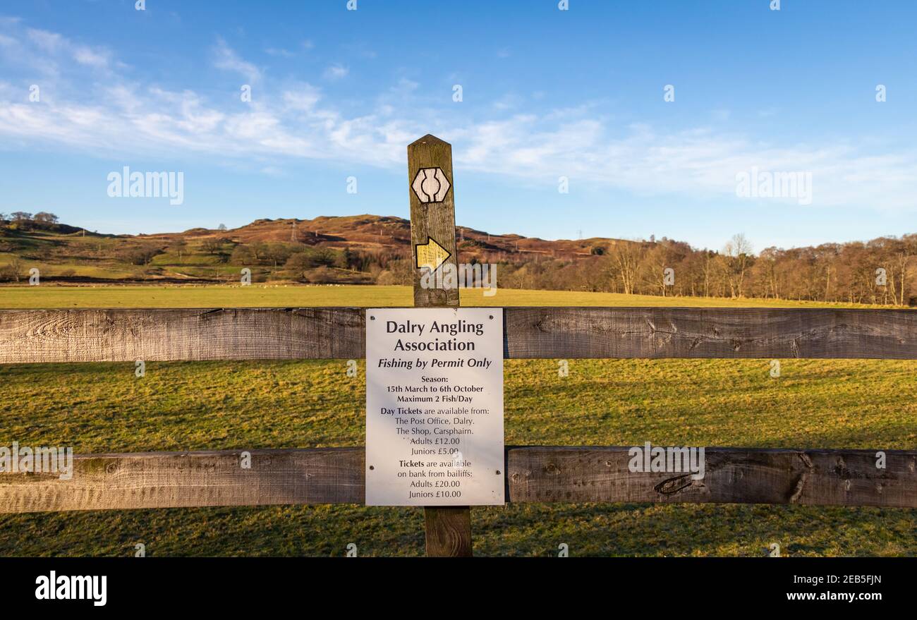 Dalry, Scozia - 21 dicembre 2020: Cartello informativo del permesso di pesca della Dalry Angling Association a St. John's Town di Dalry, Galloway, Scozia Foto Stock