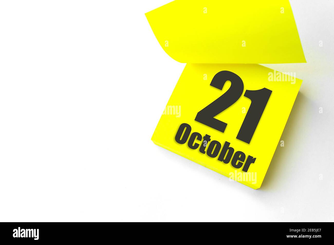 21 ottobre . Giorno 21 del mese, data del calendario. Primo piano promemoria carta giallo vuoto Nota adesiva su sfondo bianco. Mese di autunno, giorno dell'anno con Foto Stock