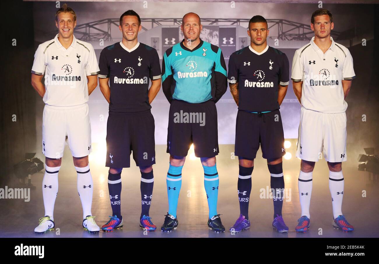 Calcio - Tottenham Hotspur Kit lancio 2012/2013 con Under Armor -  Shoreditch, Londra - 12/7/12 (L-R) Tottenham's Michael Dawson, Gylfi  Sigurdsson, Brad Friedel, Kyle Walker e Jan Vertonghen lanciano le  2012/2013 divise