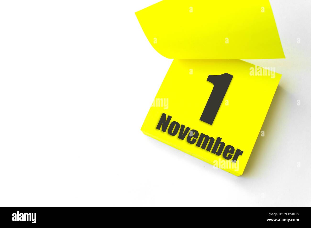 1 novembre . Giorno 1 del mese, data del calendario. Primo piano promemoria carta giallo vuoto Nota adesiva su sfondo bianco. Mese di autunno, giorno dell'anno conc Foto Stock