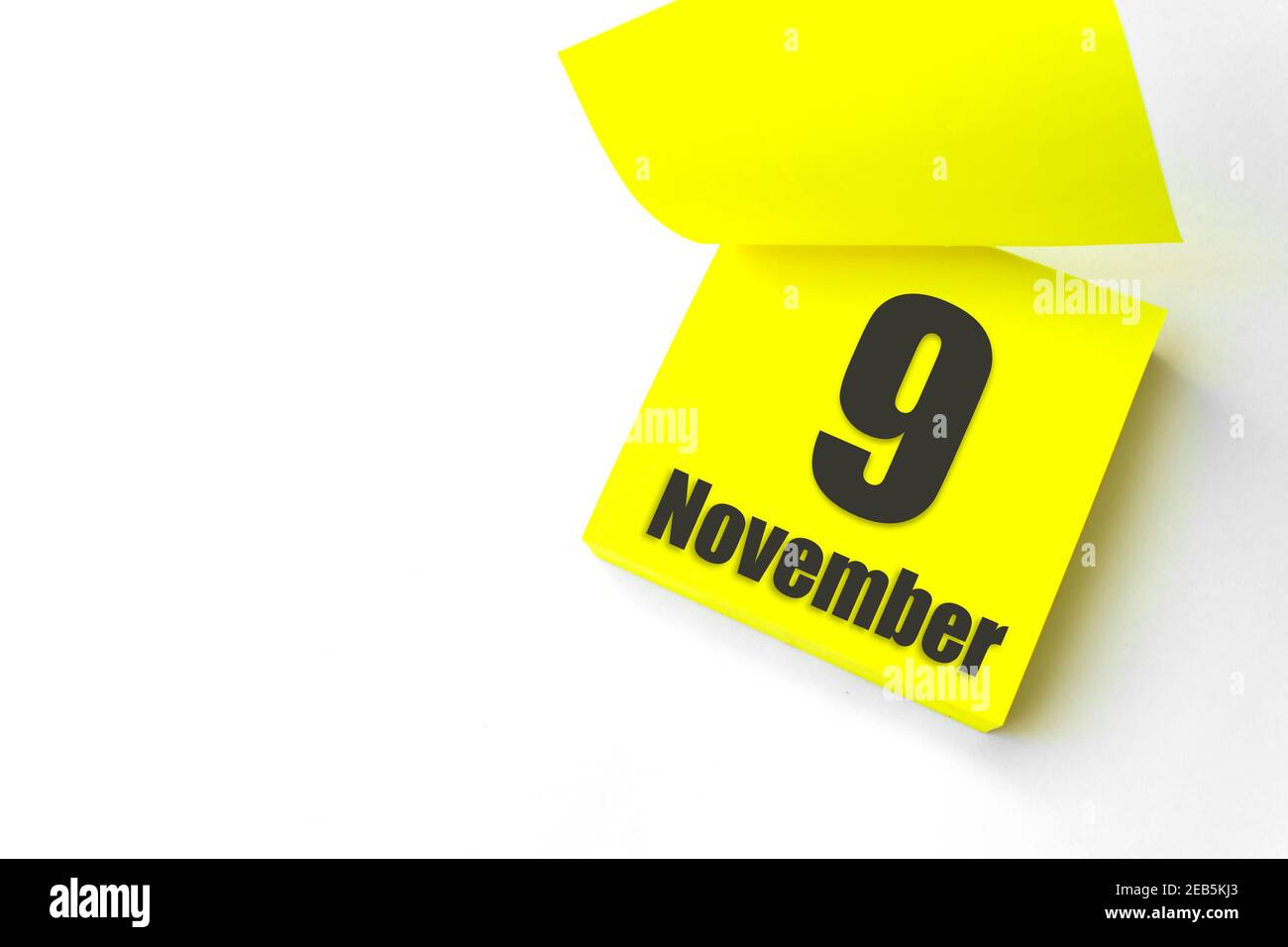 9 novembre. Giorno 9 del mese, data del calendario. Primo piano promemoria carta giallo vuoto Nota adesiva su sfondo bianco. Mese di autunno, giorno dell'anno conce Foto Stock
