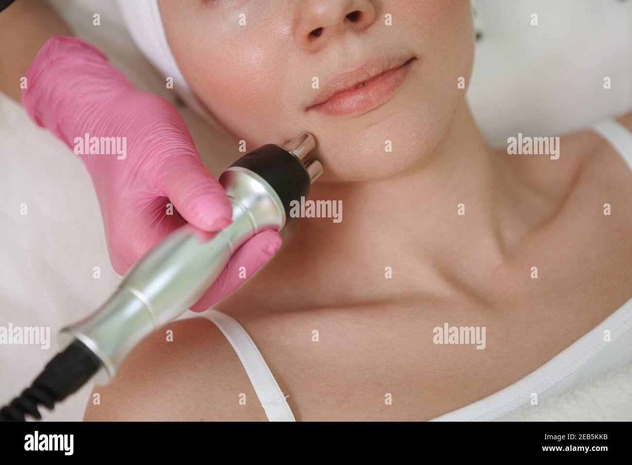 Scatto corto di una donna che ottiene la procedura facciale rassodante della pelle da dermatologo Foto Stock