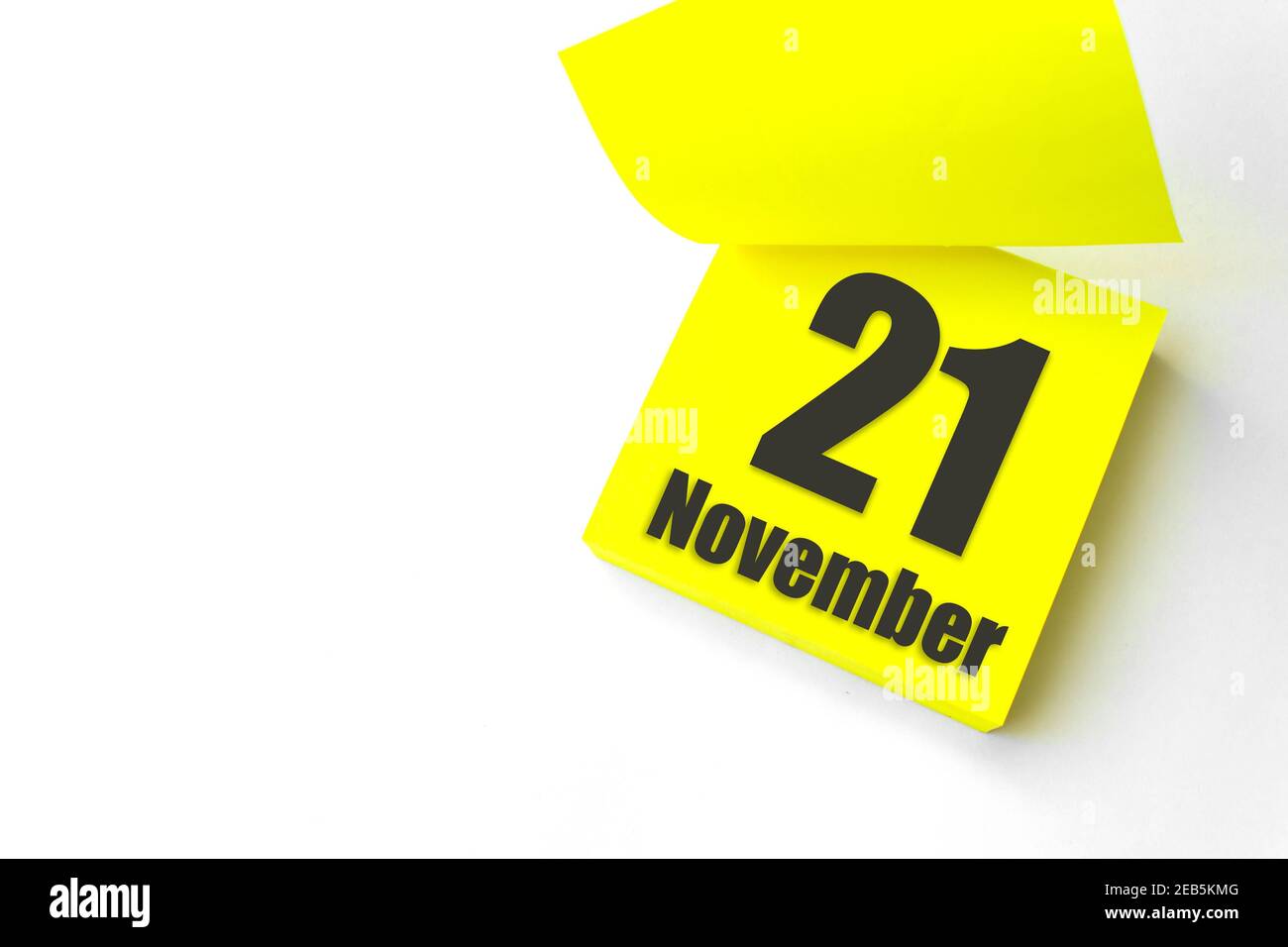21 novembre . Giorno 21 del mese, data del calendario. Primo piano promemoria carta giallo vuoto Nota adesiva su sfondo bianco. Mese di autunno, giorno dell'anno co Foto Stock