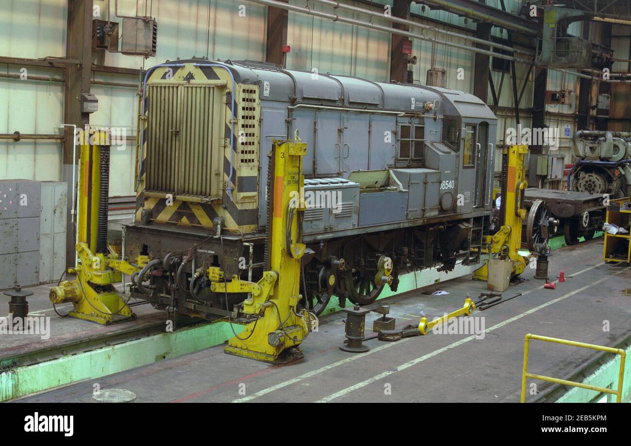 Locomotive per shunting diesel della classe 08 della British Rail in fase di manutenzione. Foto Stock