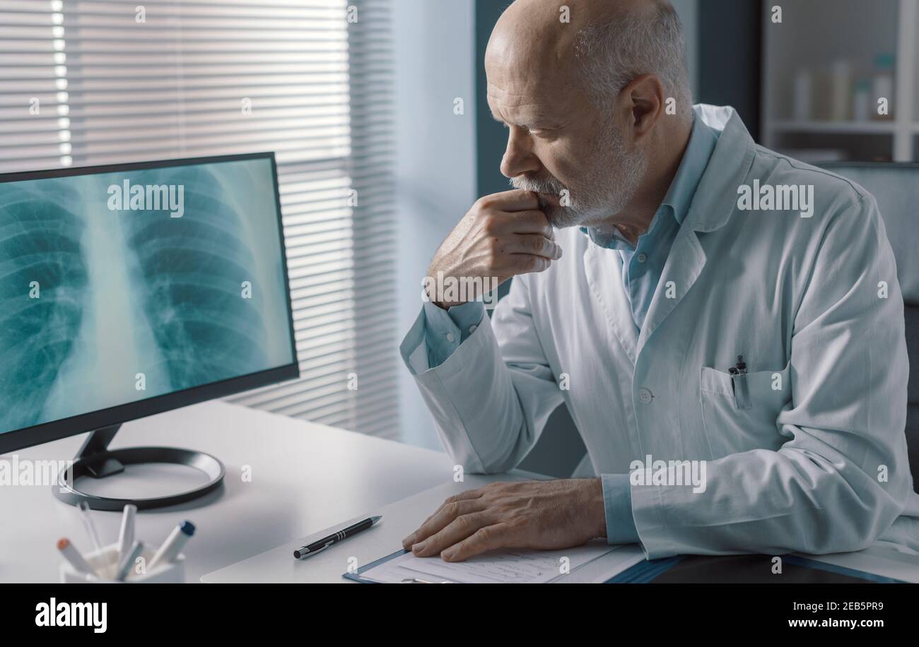 Controllo medico mirato di un'immagine radiografica del torace di un paziente sullo schermo del computer Foto Stock