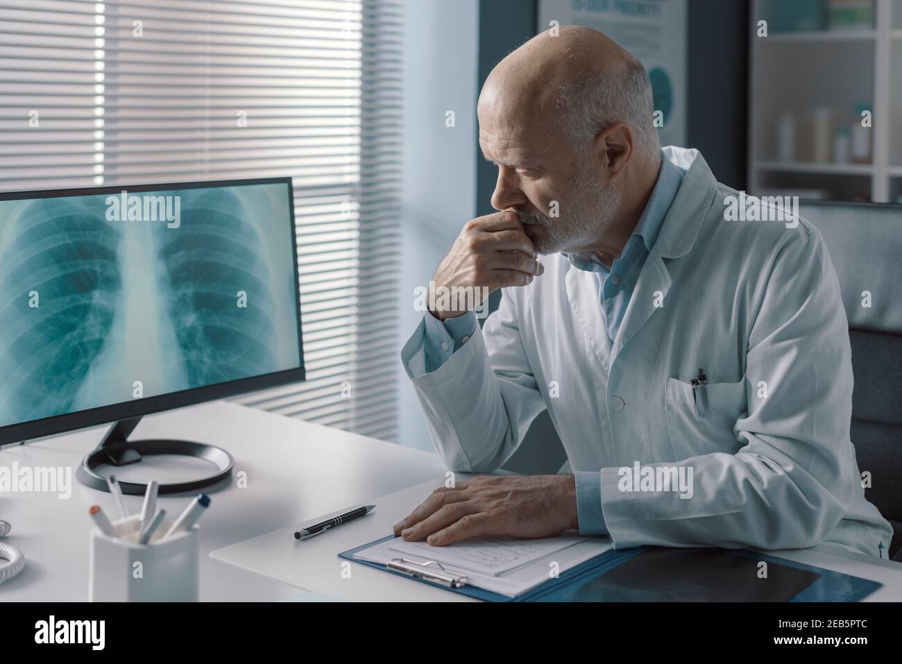 Controllo medico mirato di un'immagine radiografica del torace di un paziente sullo schermo del computer Foto Stock