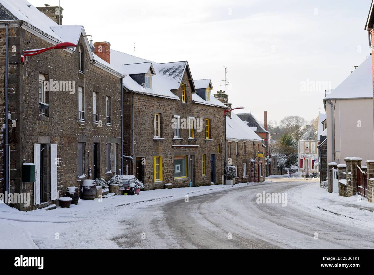 Strada ghiacciata in un piccolo villaggio (a nord di Mayenne, Loira, Francia). Foto Stock
