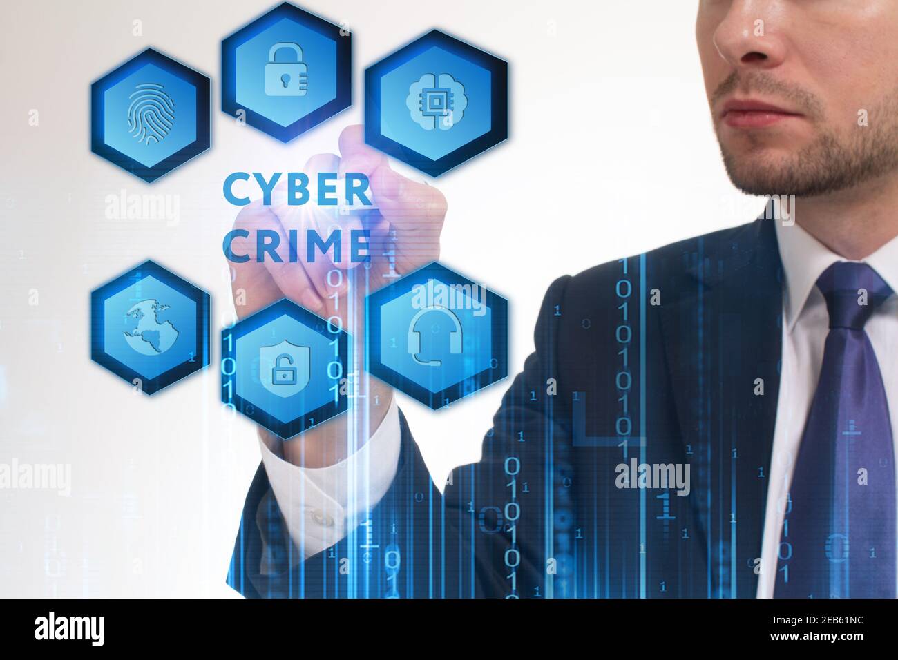 Business, tecnologia Internet e il concetto di rete. Giovane imprenditore lavorando su uno schermo virtuale del futuro e vede l'iscrizione: criminalità informatica Foto Stock