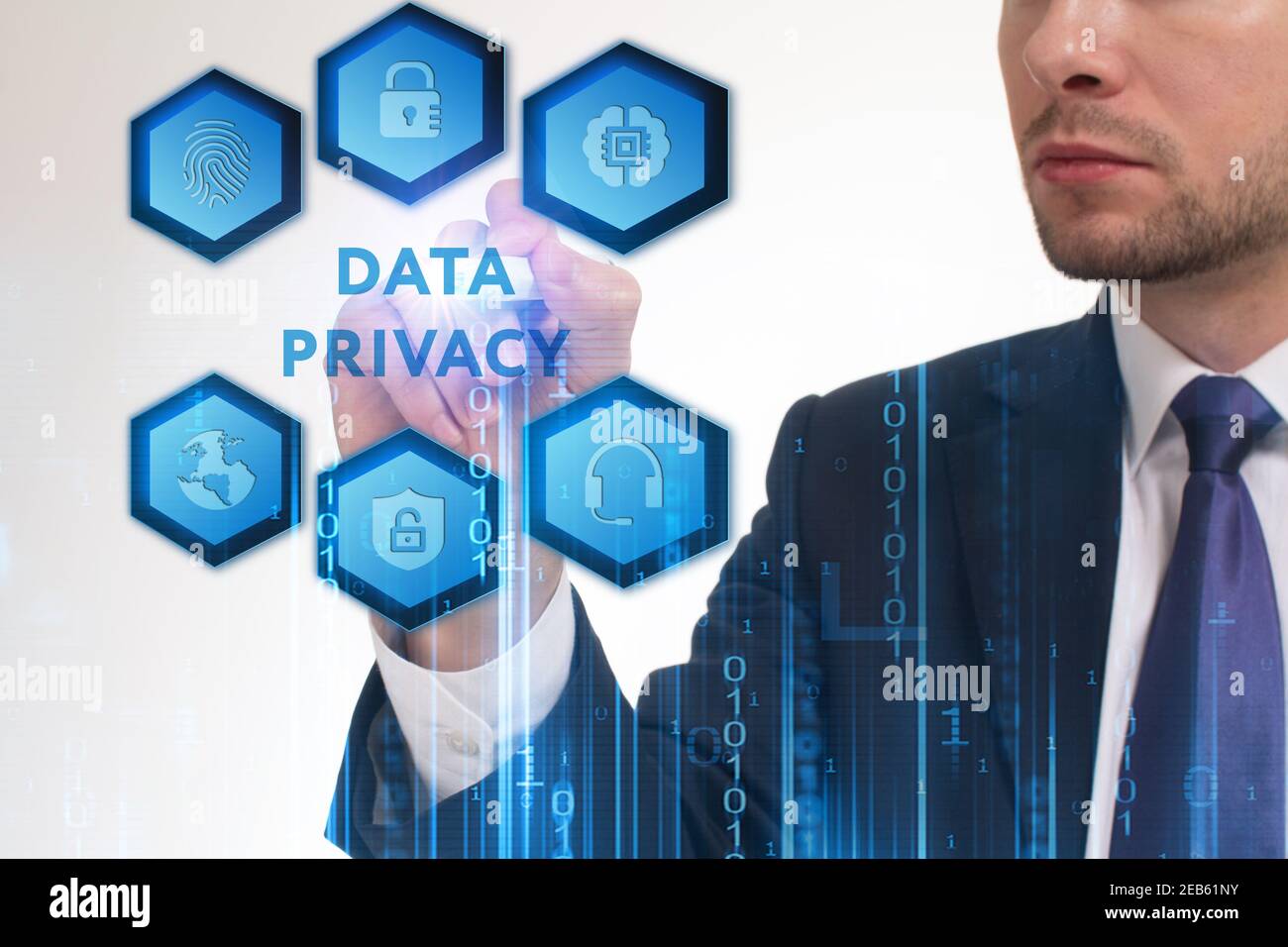 Business, tecnologia Internet e il concetto di rete. Giovane imprenditore lavorando su uno schermo virtuale del futuro e vede l'iscrizione: la privacy dei dati Foto Stock