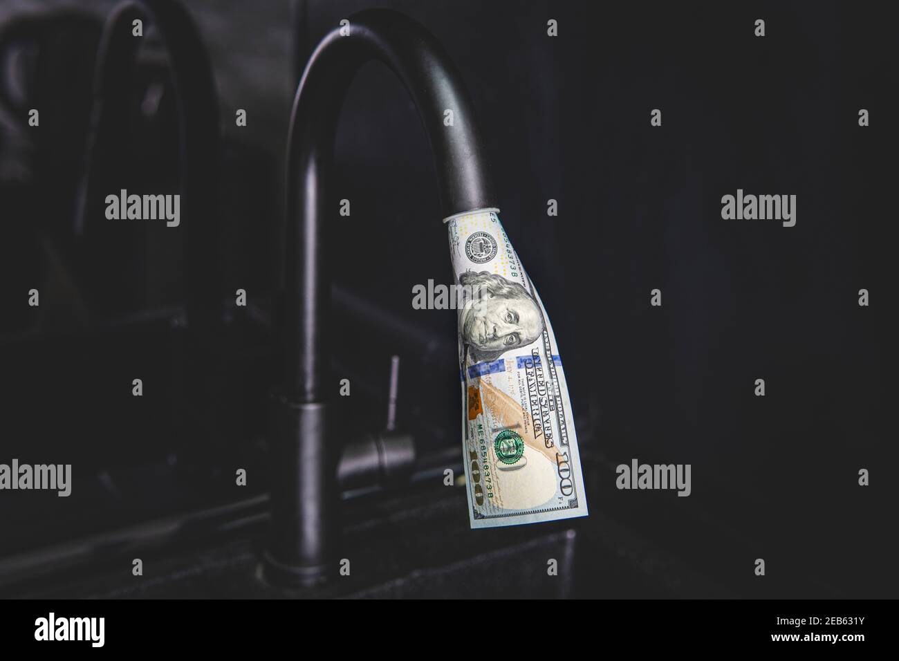 Approvvigionamento di acqua costoso. Il concetto di aumentare il prezzo dei servizi pubblici per la popolazione. Acqua calda e fredda costosa a casa. Foto Stock