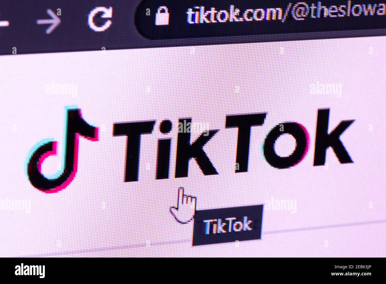 Primo piano dello schermo con il logo TikTok con il mouse rollover Foto Stock