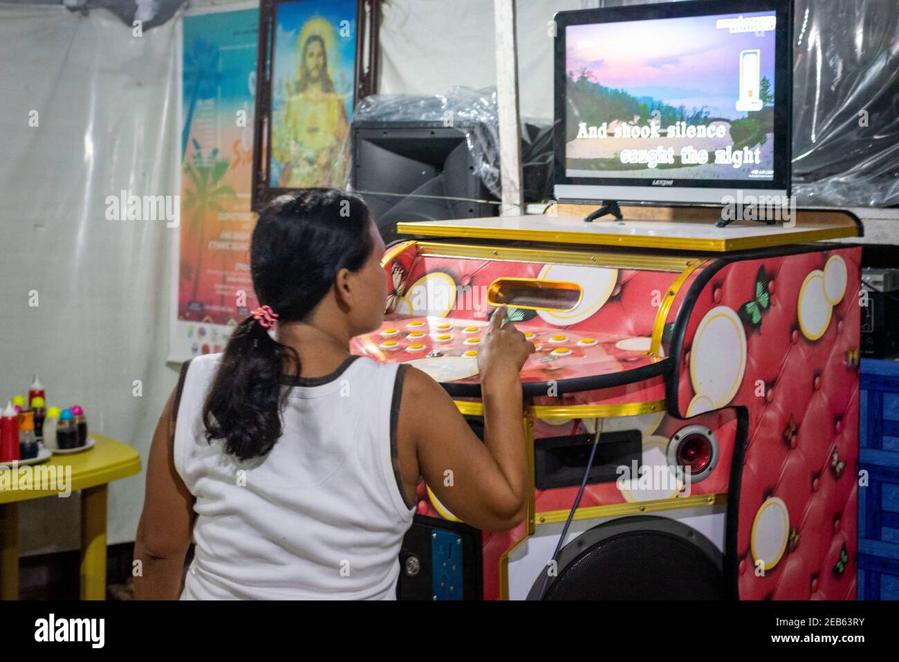 Karaoke alle Filippine, Siargao Island Carinderia Foto Stock