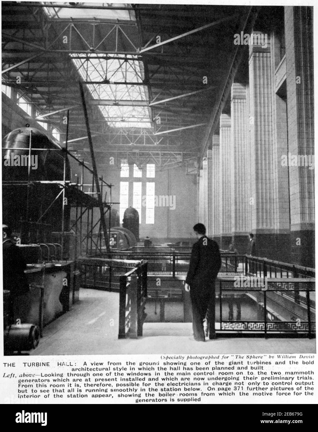 Battersea Power Station - la turbina Hall, vista dal suolo che mostra le turbine giganti - 1933 Foto Stock