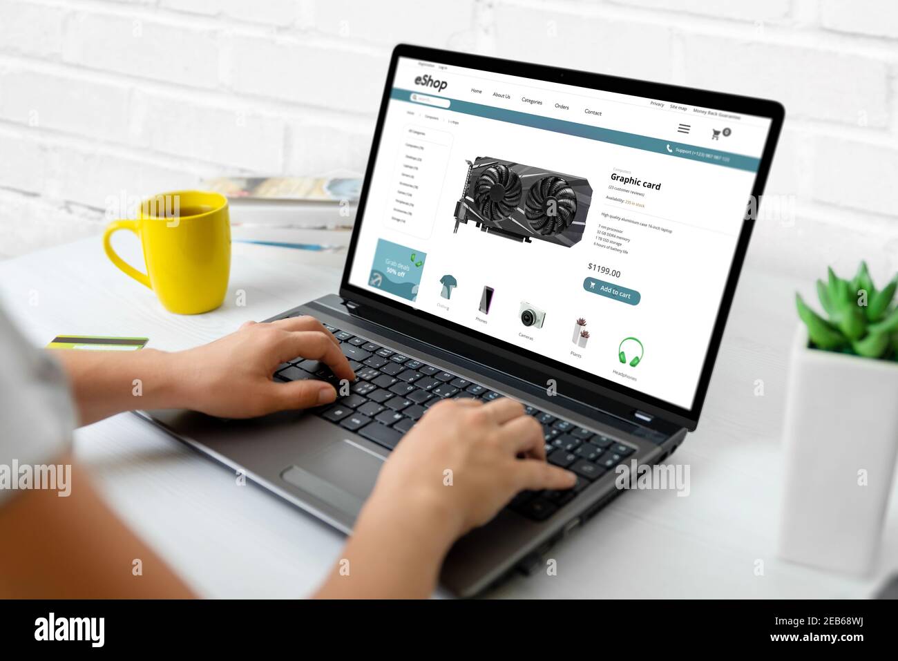 Acquistare componenti per computer online. Scheda grafica sul sito web e-commerce moderno su computer portatile Foto Stock
