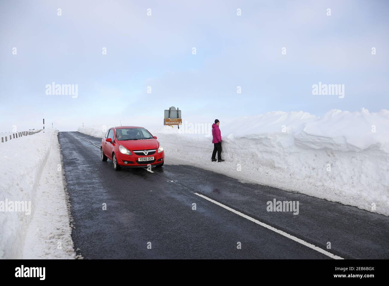 B6278, Teesdale, County Durham, Regno Unito. 12 febbraio 2021. Regno Unito Meteo. I venti forti e la neve pesante della scorsa settimana hanno creato grandi nevicate lungo la strada B6278 tra Teesdale e Weardale nella contea di Durham. Credit: David Forster/Alamy Live News Foto Stock