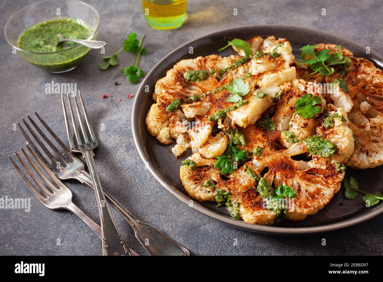 Il cavolfiore bistecche con salsa di erbe e spezie. impianto basato sostituto della carne Foto Stock