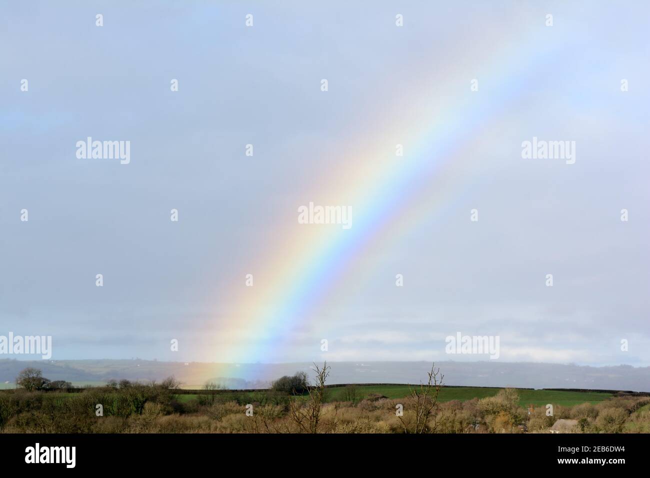 Arcobaleno su aperta campagna gallese Foto Stock