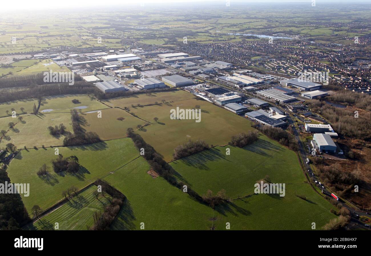 Vista aerea (dal Nord Est dall'alto di Bostock e della A533) della zona industriale di Winsford, Winsford, Cheshire Foto Stock