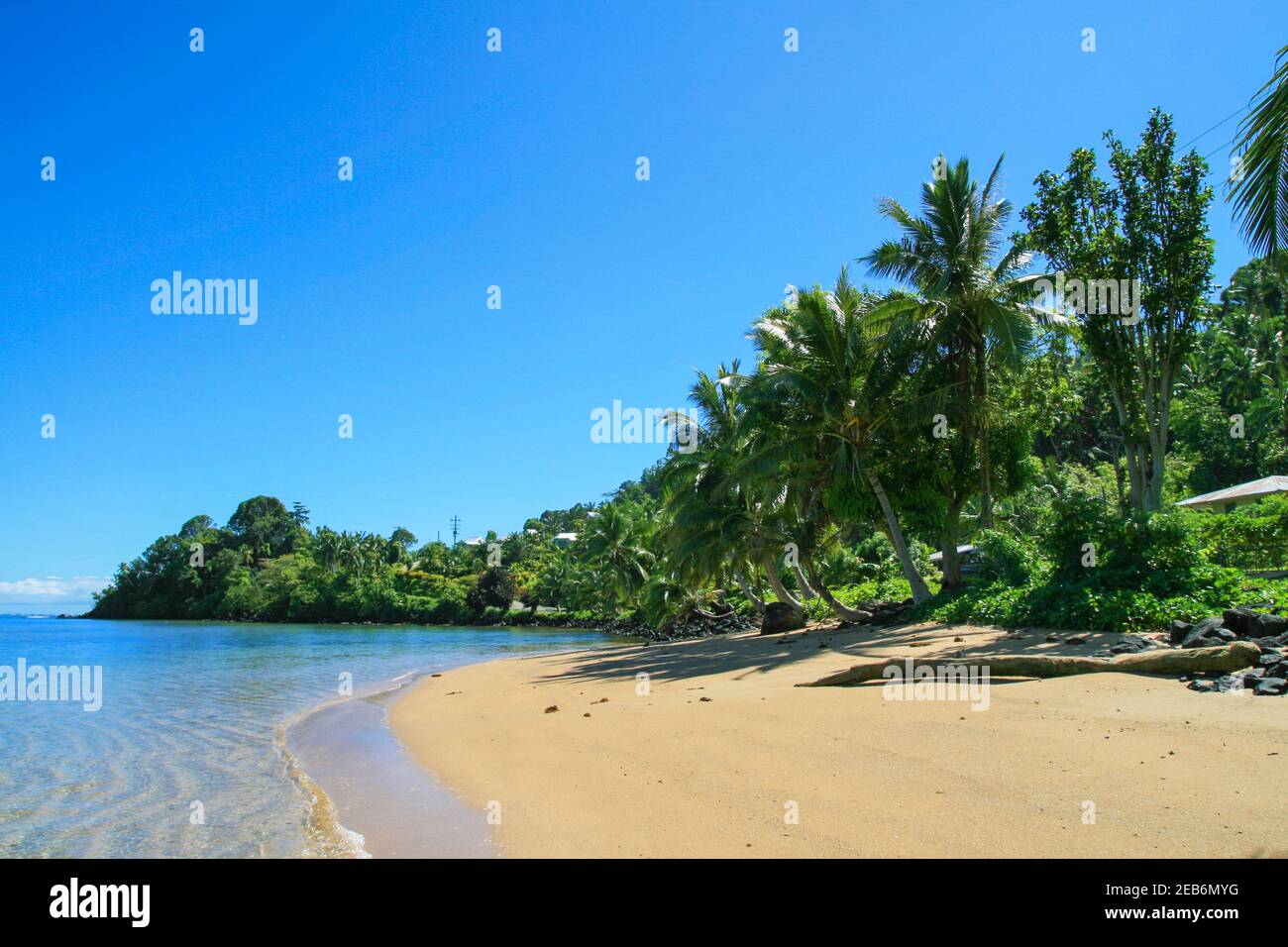 Spiaggia di sabbia costa esotica isola vicino al villaggio Salelesi durante il giorno di sole, Isola di Upollu Samoa occidentali, Polinesia, Oceano Pacifico Foto Stock