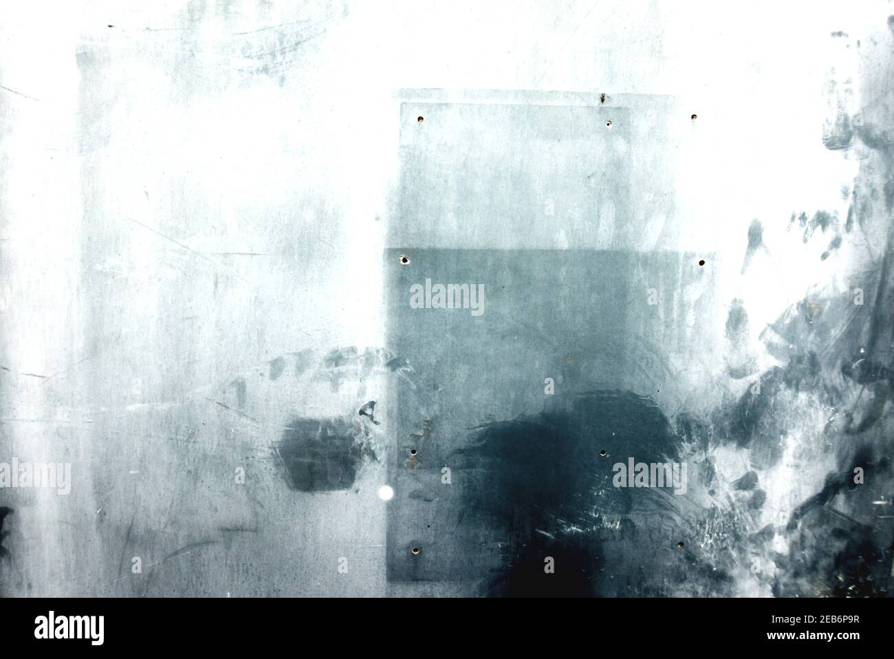 I resti di un vecchio muro sono ricoperti da spruzzi di vernice blu a Kentish Town, Londra, Regno Unito Foto Stock