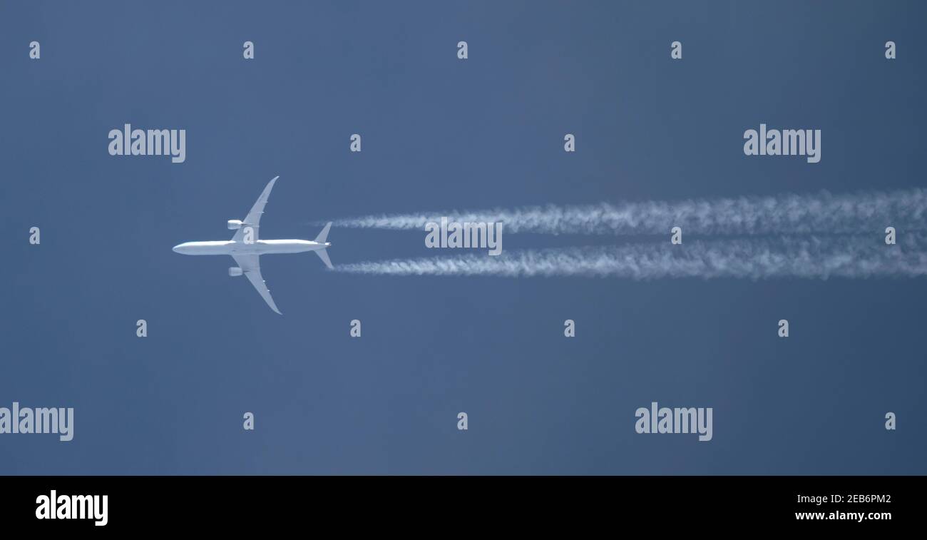 Londra, Regno Unito. 12 febbraio 2021. Traffico aereo su Londra durante la pandemia di Covid-19. Volo KLM Boeing 787 Dreamliner da Amsterdam a Paramaribo su Londra a 38.000 metri in cielo blu. Credito: Malcolm Park/Alamy Foto Stock